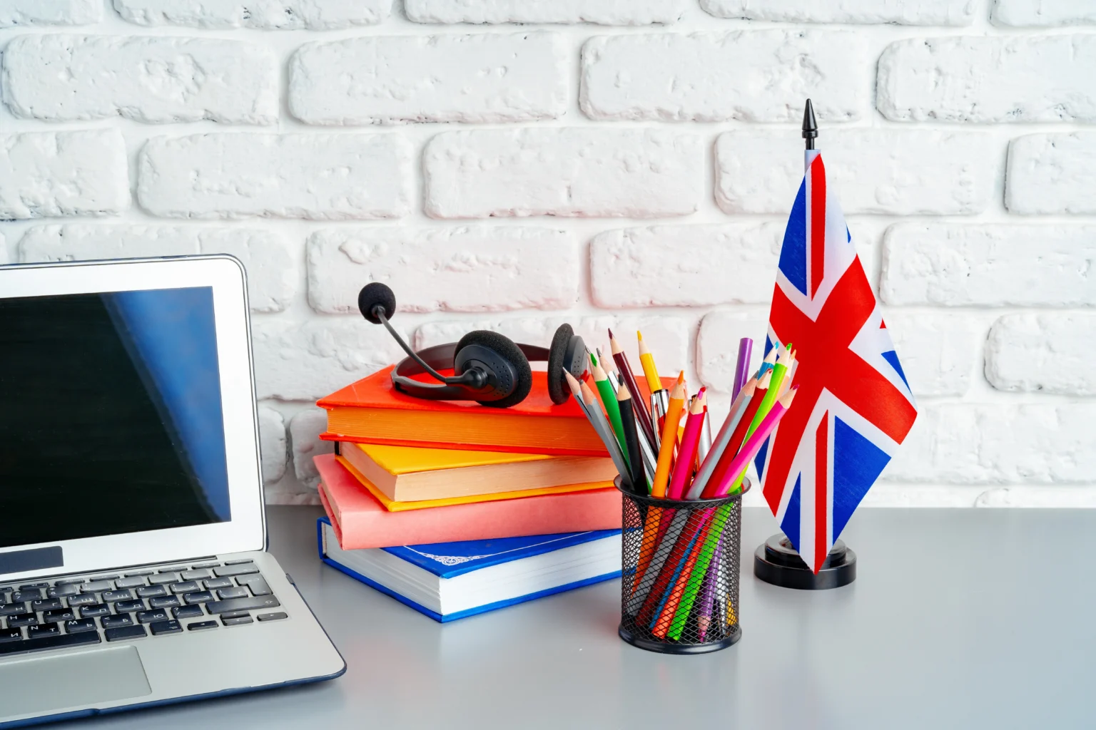 laptop-and-flag-of-uk-on-desk-english-language-le-2025-02-24-18-25-36-utc-1536x1024.webp