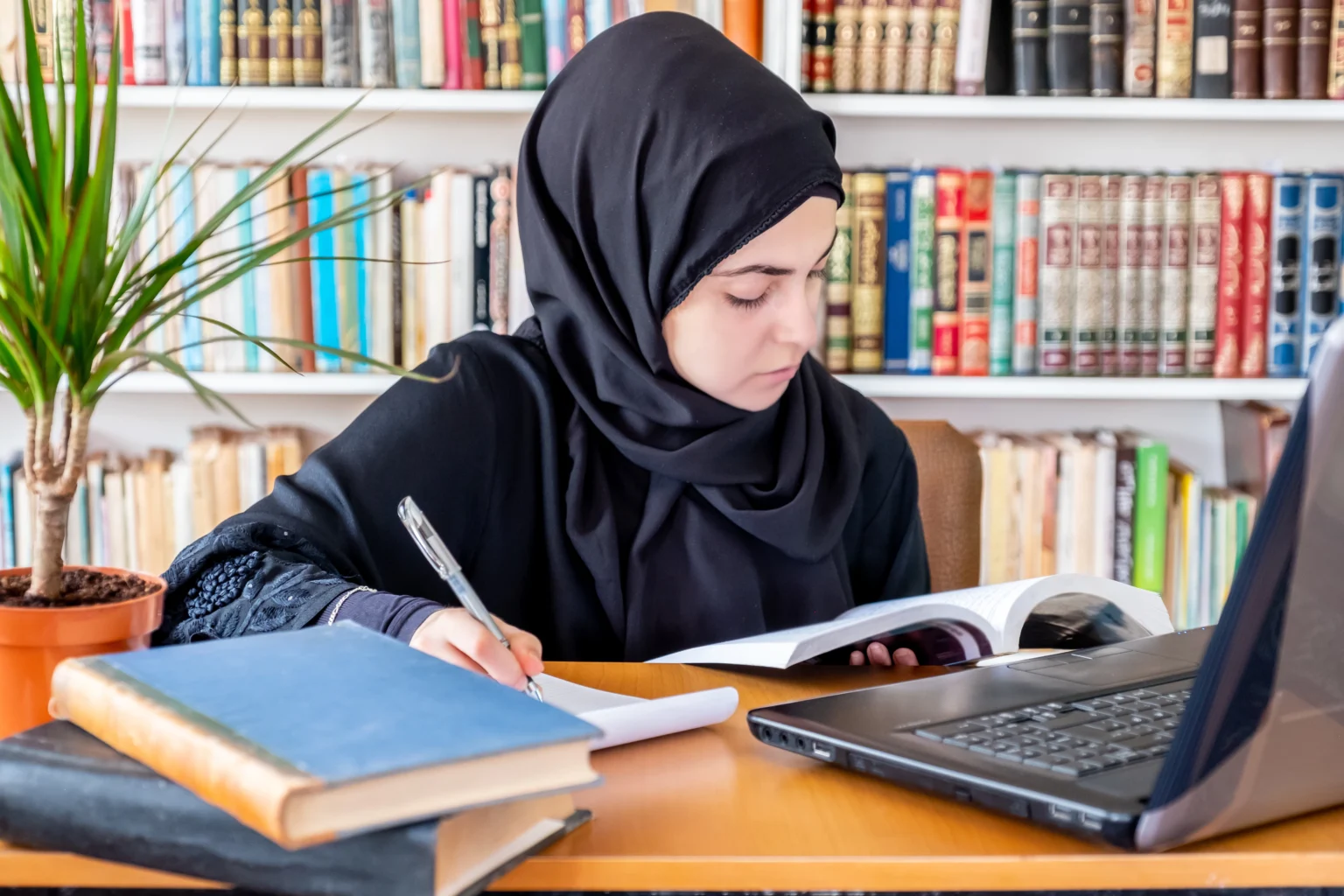 arabic-muslim-woman-studying-online-1536x1024.webp